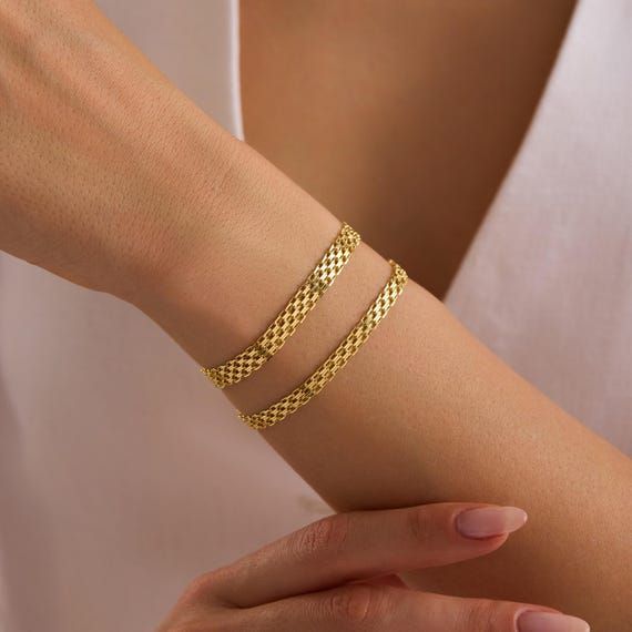 Elegant bismarck-armband i guld på en handled
